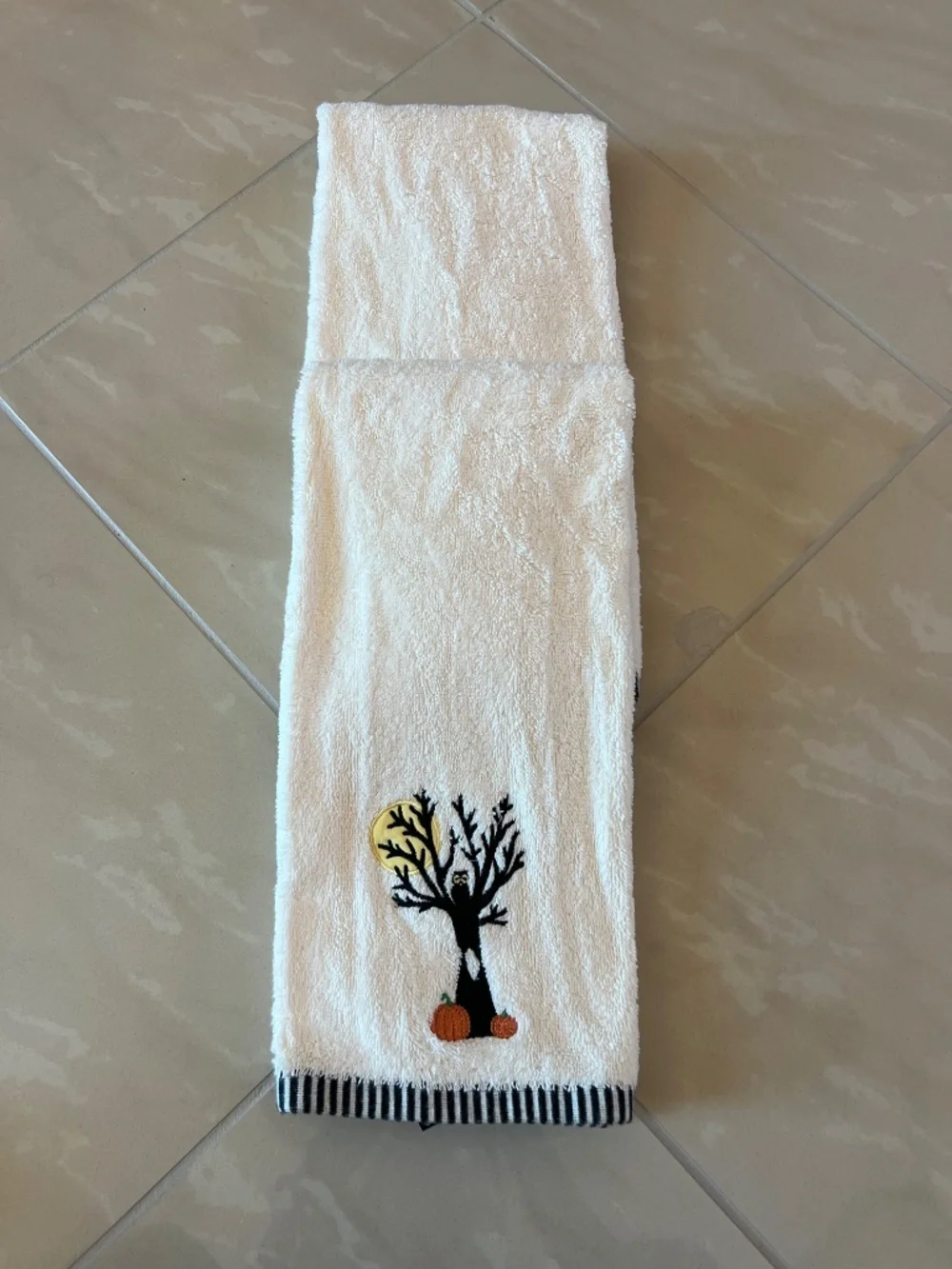 #2917 Embroidered Halloween Twiggy Tree with pumpkins Fingertip Towel set